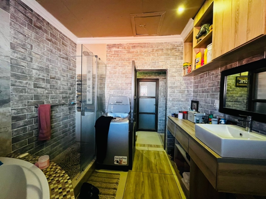 3 Bedroom Property for Sale in Bloemside 2 Free State